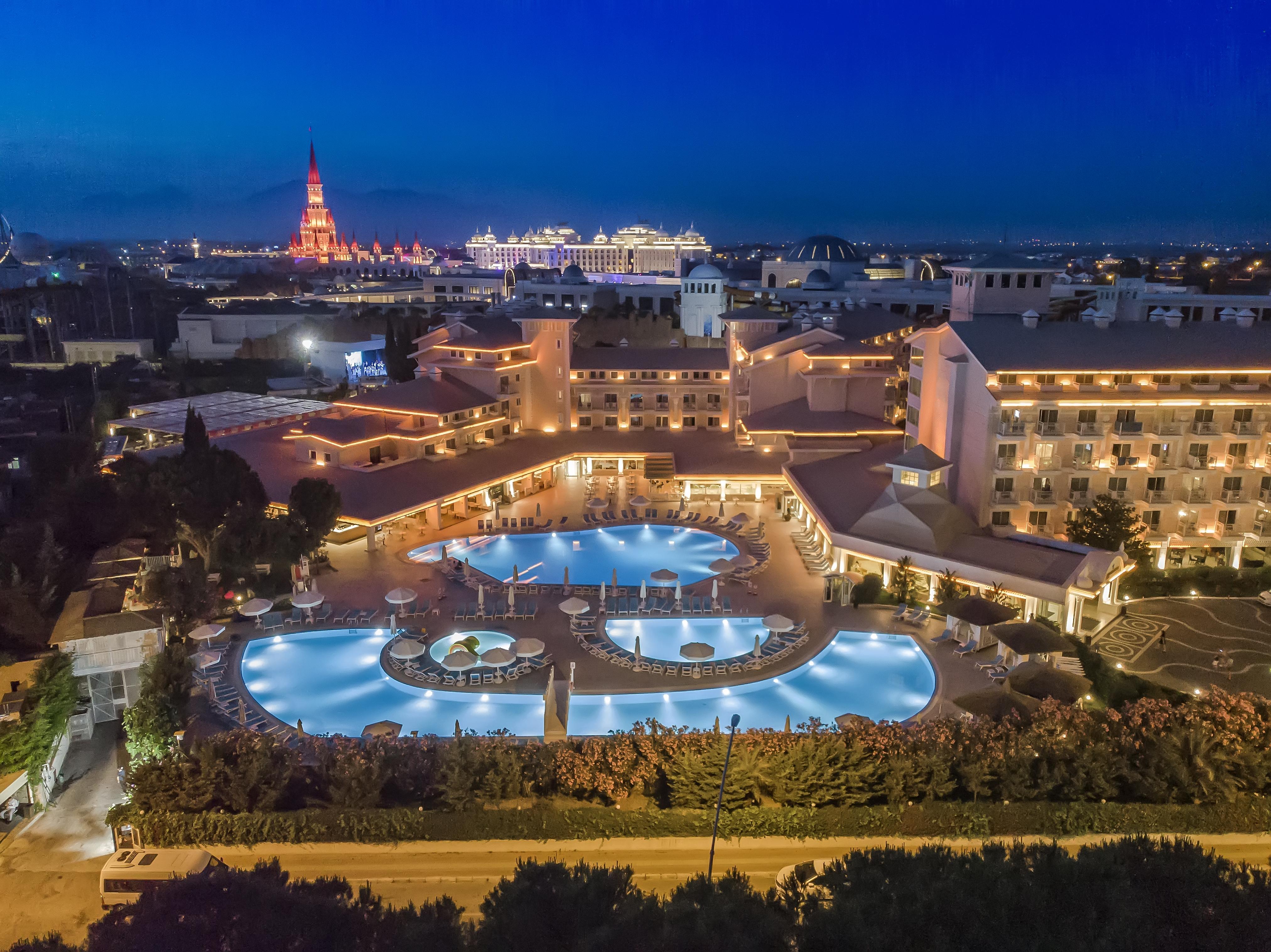Innvista Hotels Belek Extérieur photo The resort at night